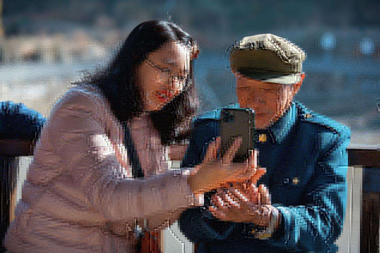 插圖4：教村民拍照